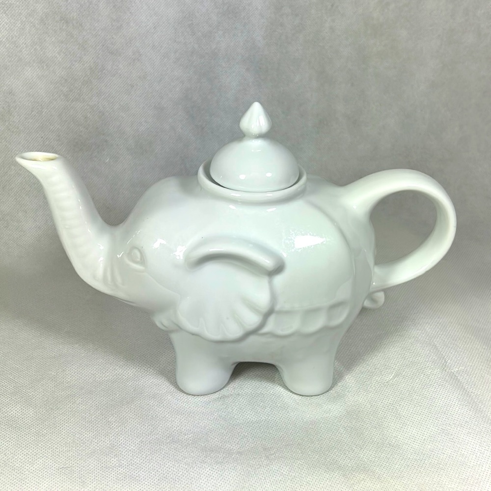 Cordon Blue White Porcelain Elephant Tea Pot With Lid